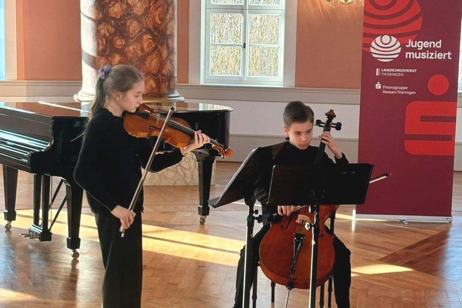 v.l.n.r.: Alexandra Mellinghoff (Violine) und Anton Dietze (Violoncello) beim Vorspiel zum Landeswettbewerb von Jugend musiziert am 21.03.2026