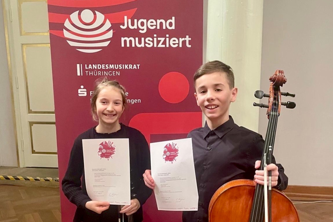 links Alexandra Mellinghoff (Violine) und rechts Anton Dietze (Violoncello) mit ihren Urkunden zu Jugend musiziert vom 24. bis 25. Januar 2026