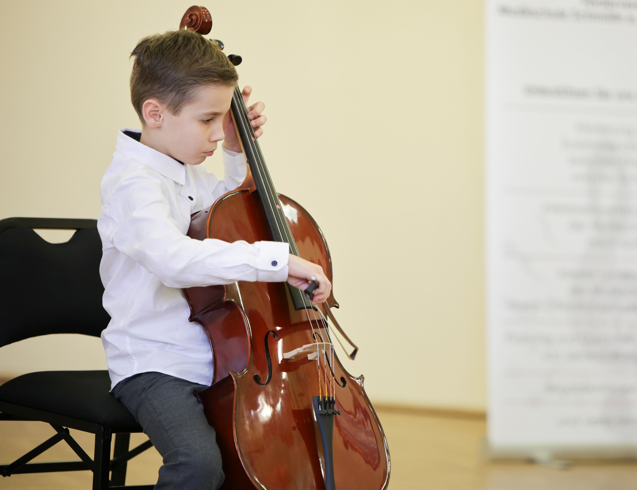 Foto: Ronny Ristok Junge spielt Cello beim Frühlingskonzert in Gößnitz am 17.03.2024
