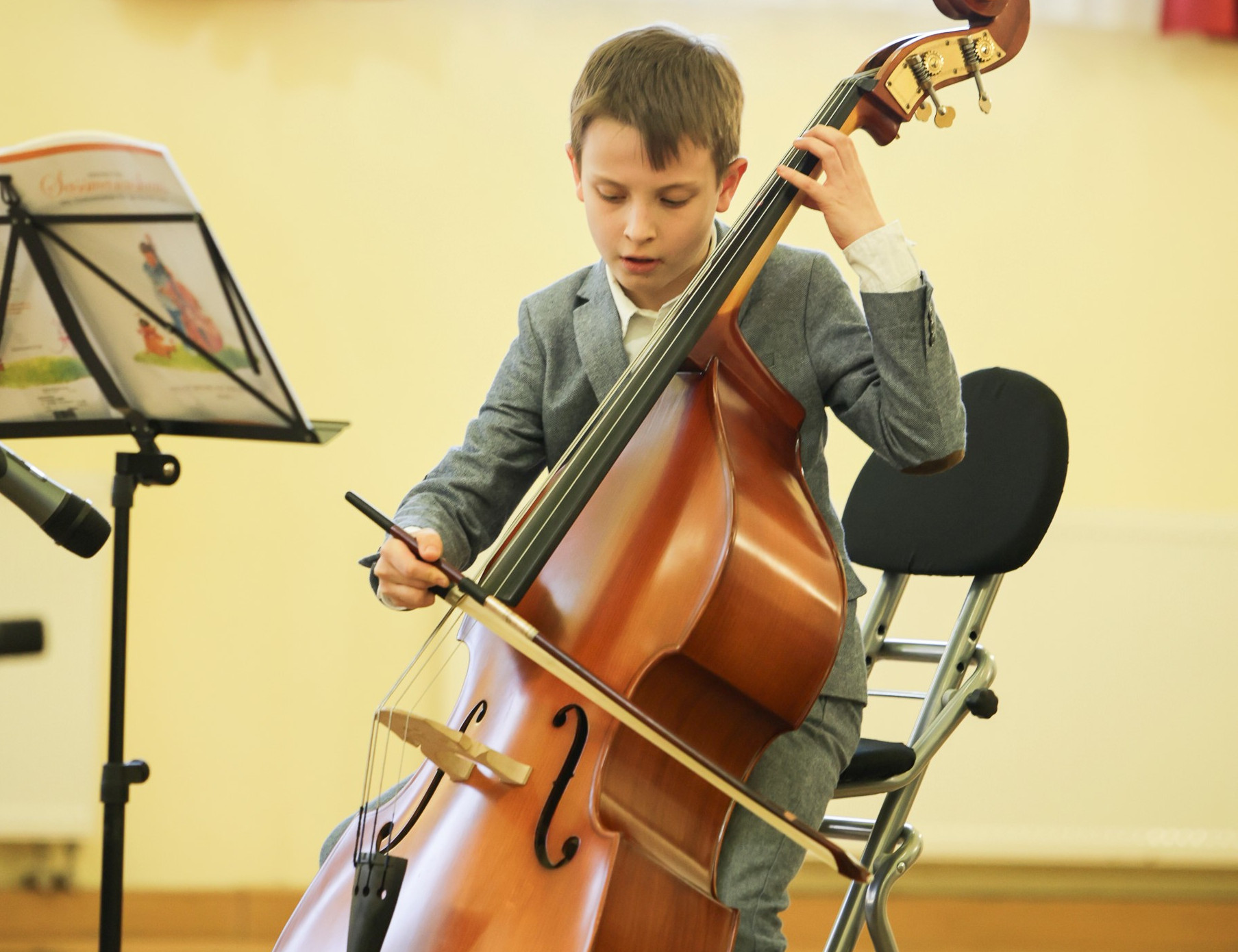 Foto: Ronny Ristok Junge spielt Kontrabass beim Frühlingskonzert in Gößnitz am 17.03.2024