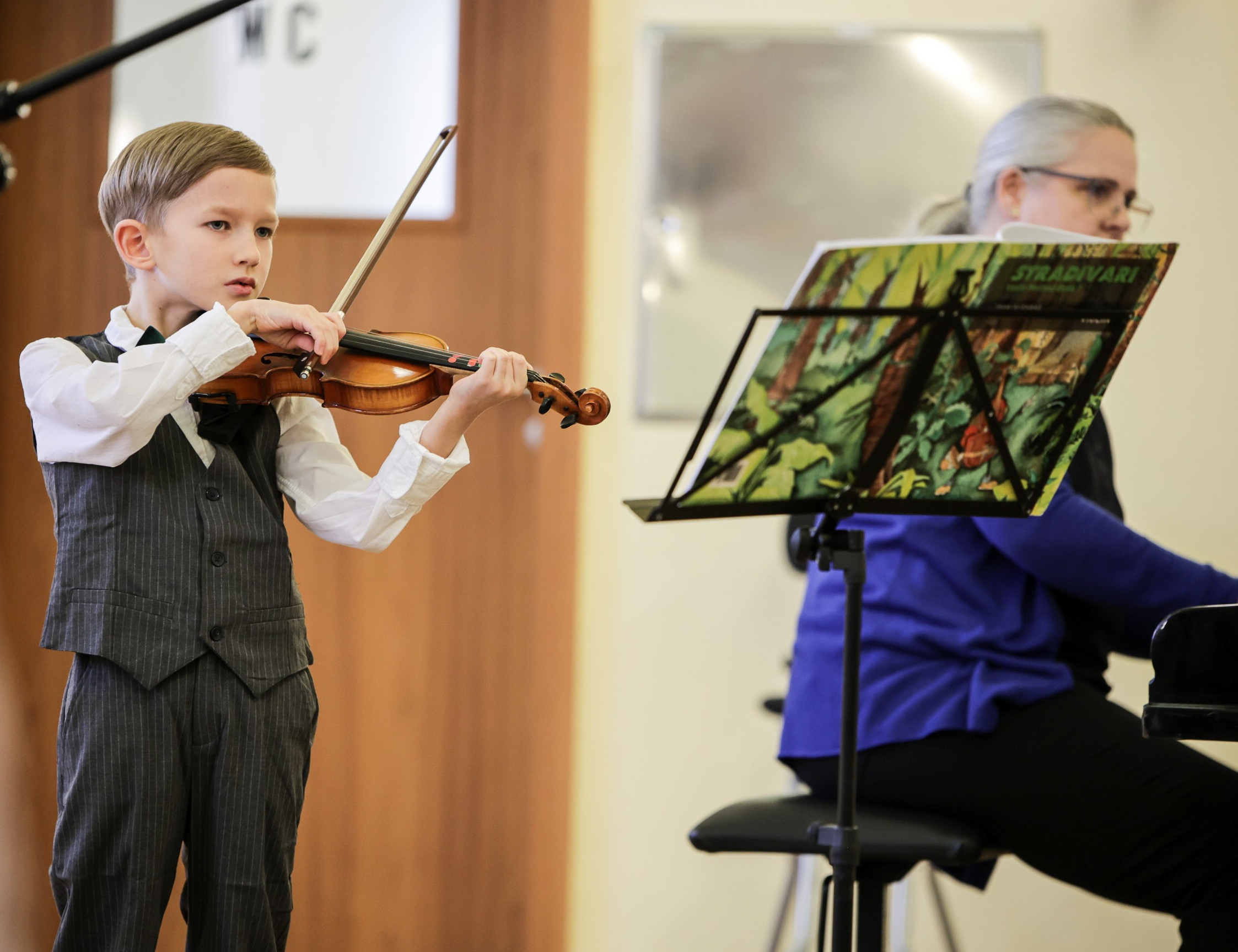 Foto: Ronny Ristok Junge spielt Violine beim Frühlingskonzert in Gößnitz am 17.03.2024
