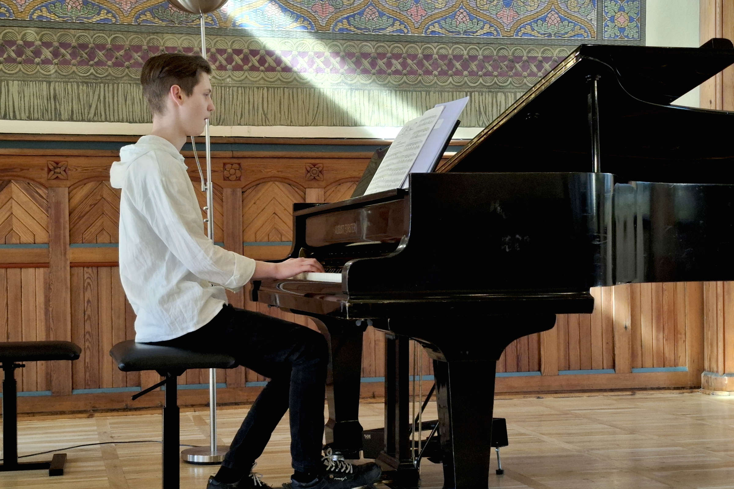 Foto: Musikschule Jan Colin Köhler spielt anlässlich der Matinee der Fachgruppe Klavier und Gesang am 15. März 2025 in der Aula der Altenburger Volkshochschule