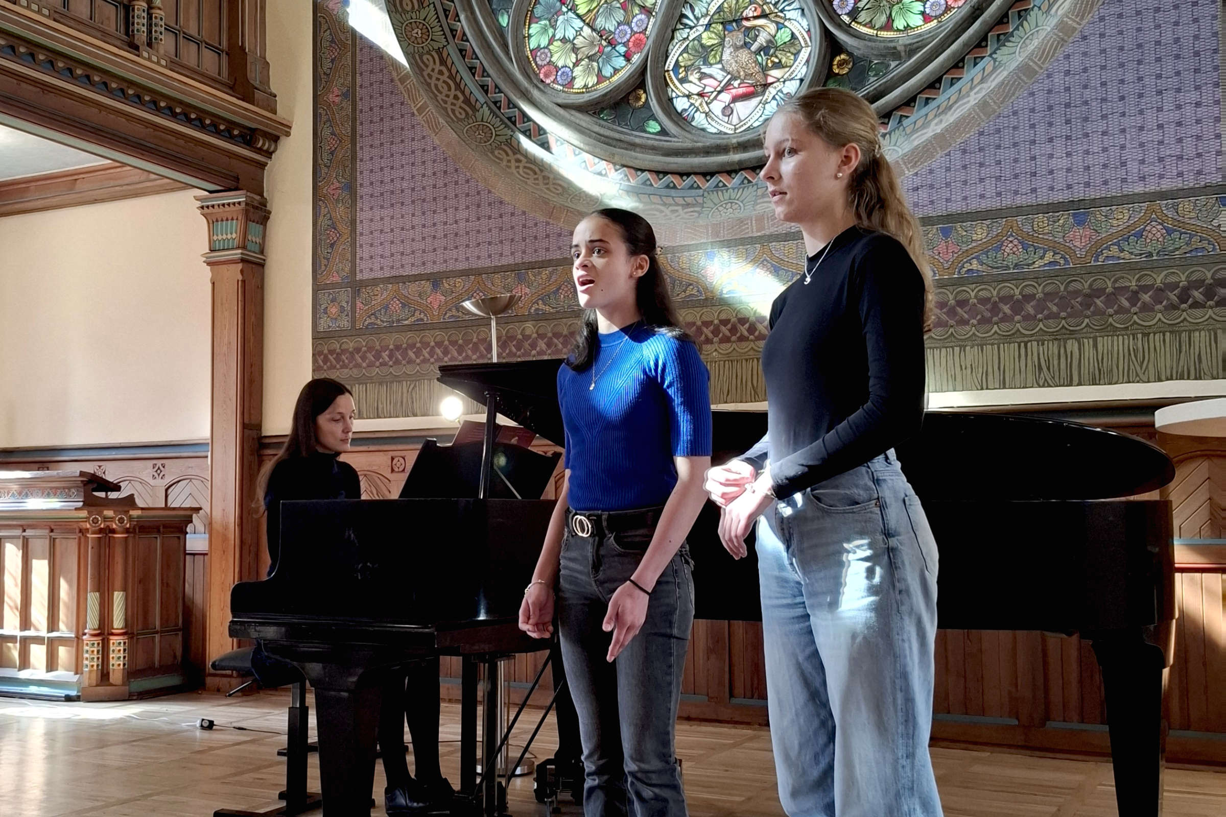 Foto: Musikschule Samah Neitschmann und Clara Schulze singen anlässlich der Matinee der Fachgruppe Klavier und Gesang am 15. März 2025 in der Aula der Altenburger Volkshochschule