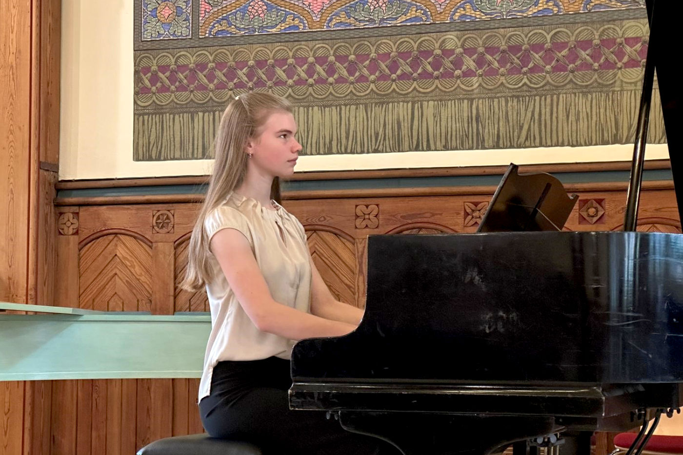 Foto: Musikschule Marie Herzog am Flügel zum Preisträgerkonzert am 25.05.2025