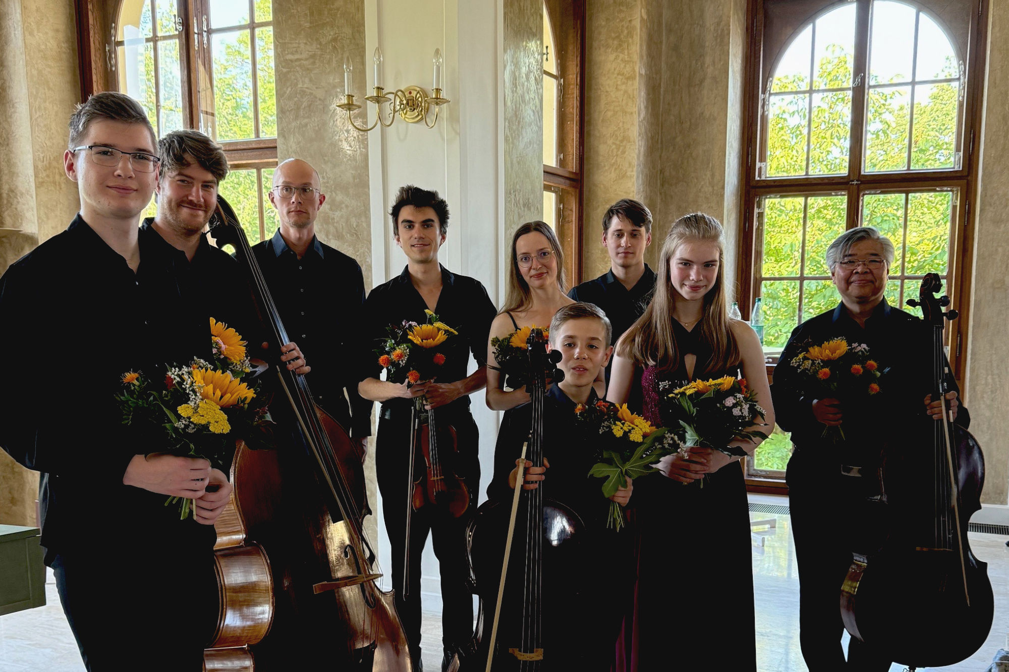 Foto: Musikschule teilnehmende Lehrer und Schüler zum Sommerkonzert der Streicher am 20. Juni 2025 im Altenburger Teehaus