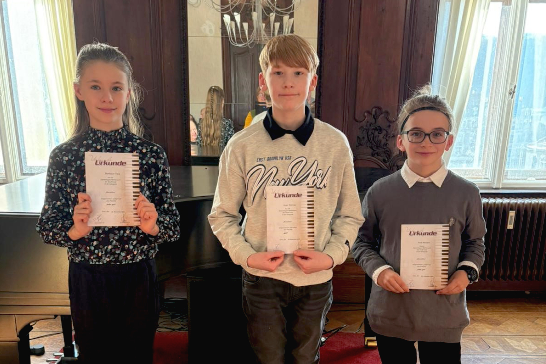 von links nach rechts: Nathalie Tieg, Atan Hornig, Veit Menzer im Fach Blockflöte mit ihren Urkunden beim 77. Stavenhagenwettbewerb vom 21.-23.11.2025 in Greiz