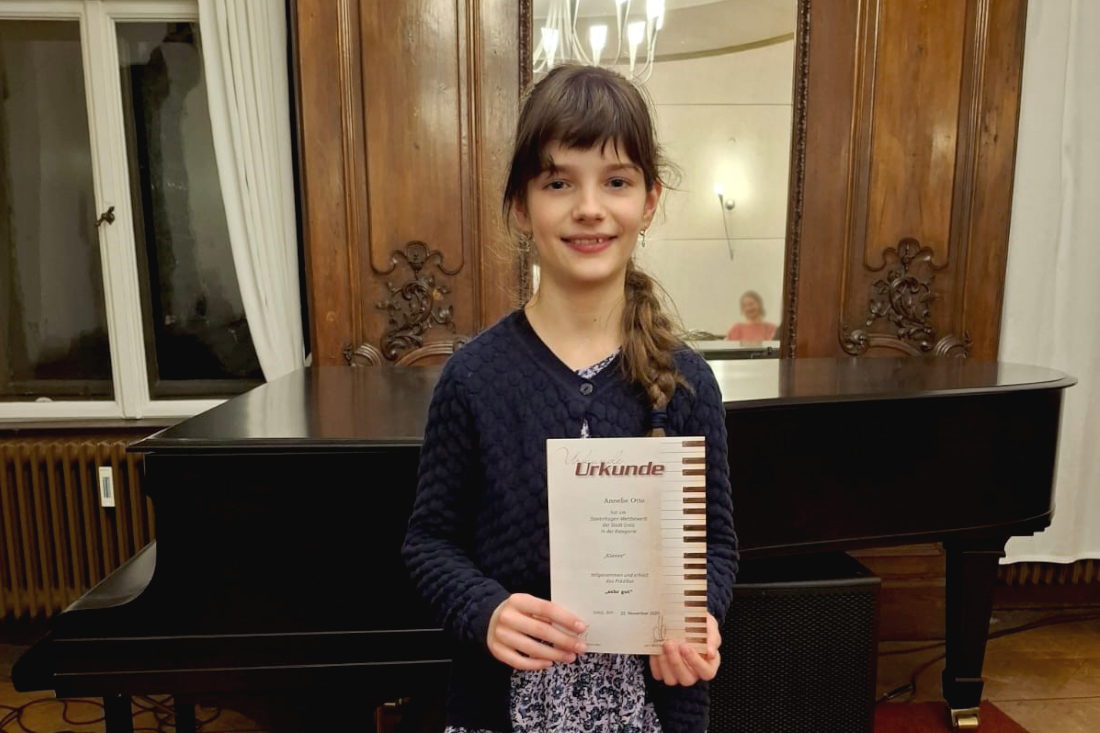 Annelie Otto mit ihrer Urkunde im Fach Klavier beim 77. Stavenhagenwettbewerb vom 21.-23.11.2025 in Greiz