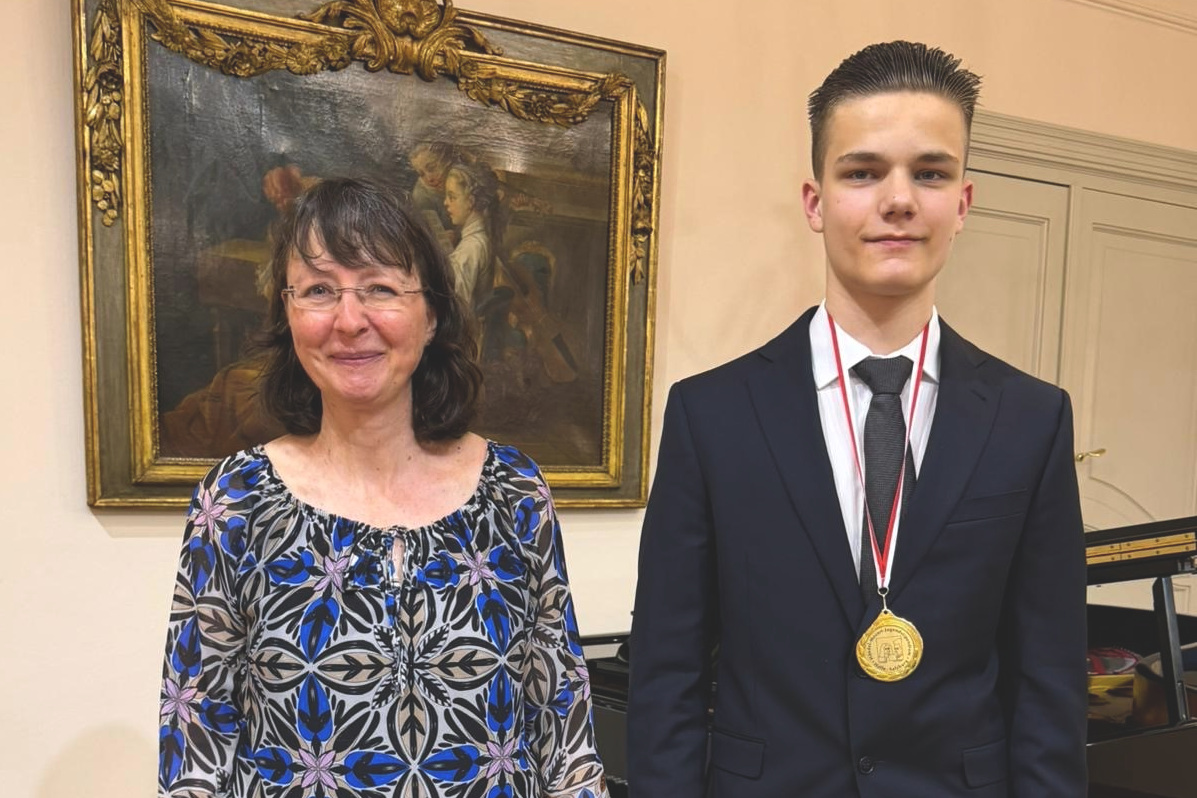 16.04.2026: Nachwuchspianist Karl Seyffarth erhält Händel-Mozart-Jugendstipendium 2026 | v.l.n.r.: Christiane Treibmann (Musiklehrerin), Karl Seyffarth, Foto: Familie Seyffarth