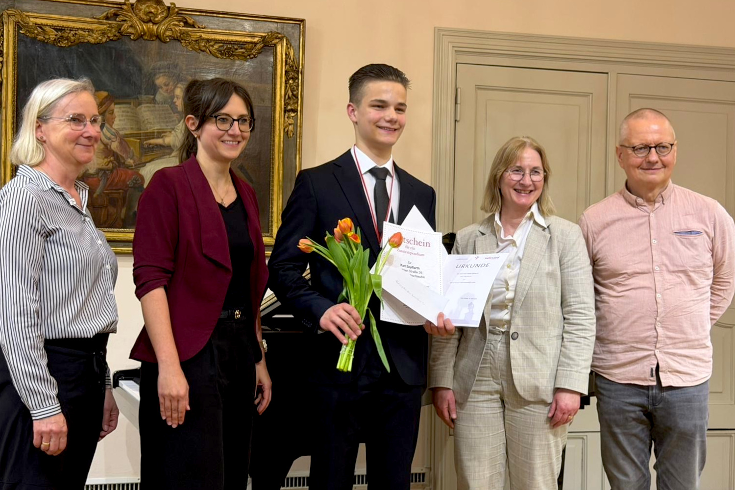 16.04.2026: Nachwuchspianist Karl Seyffarth erhält Händel-Mozart-Jugendstipendium 2026 | v.l.n.r.: Antje Prochnow (Leiterin Unternehmenskommunikation Stadtwerke Halle), Anja Feichtinger (RSB Ro-land Schimek Beteiligungsgesellschaft mbH), Karl Seyffarth, Dr. Judith Marquardt (Beigeordnete für Kultur und Sport der Stadt Halle), Sven Frotscher (Mäzen und Gründer des Stipendiums, FrotscherBuch)