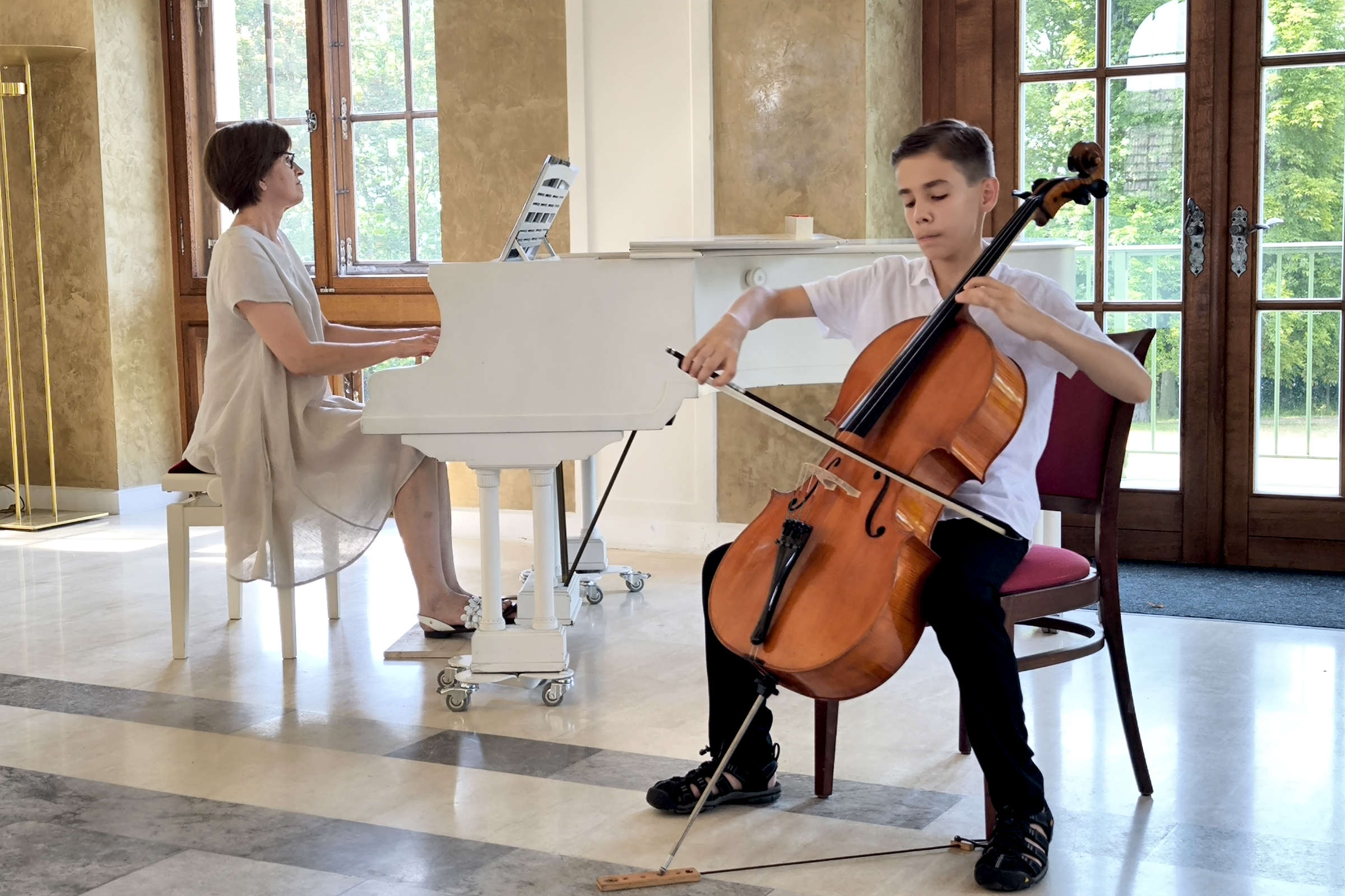 Sommerkonzert im Saal des Altenburger Teehauses am 27. Juni 2026: Anton Dietze spielt Violoncello in Korrepetition von Lehrkraft Irina Stark