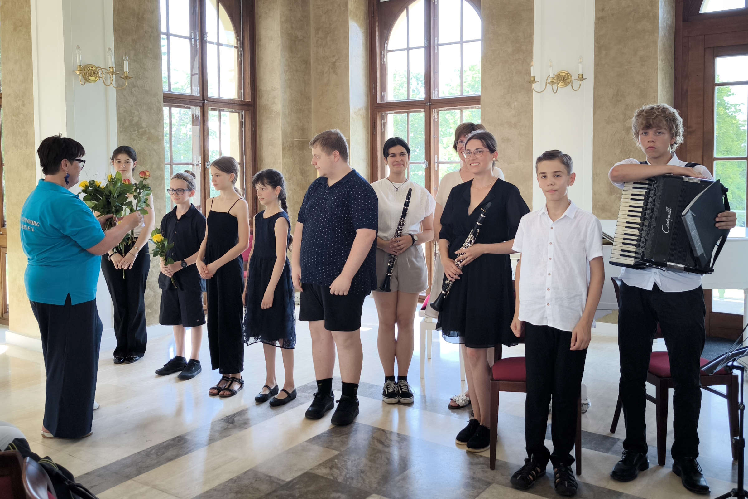 Sommerkonzert im Saal des Altenburger Teehauses am 27. Juni 2026: Ehrung der Teilnehmenden mit Blumen