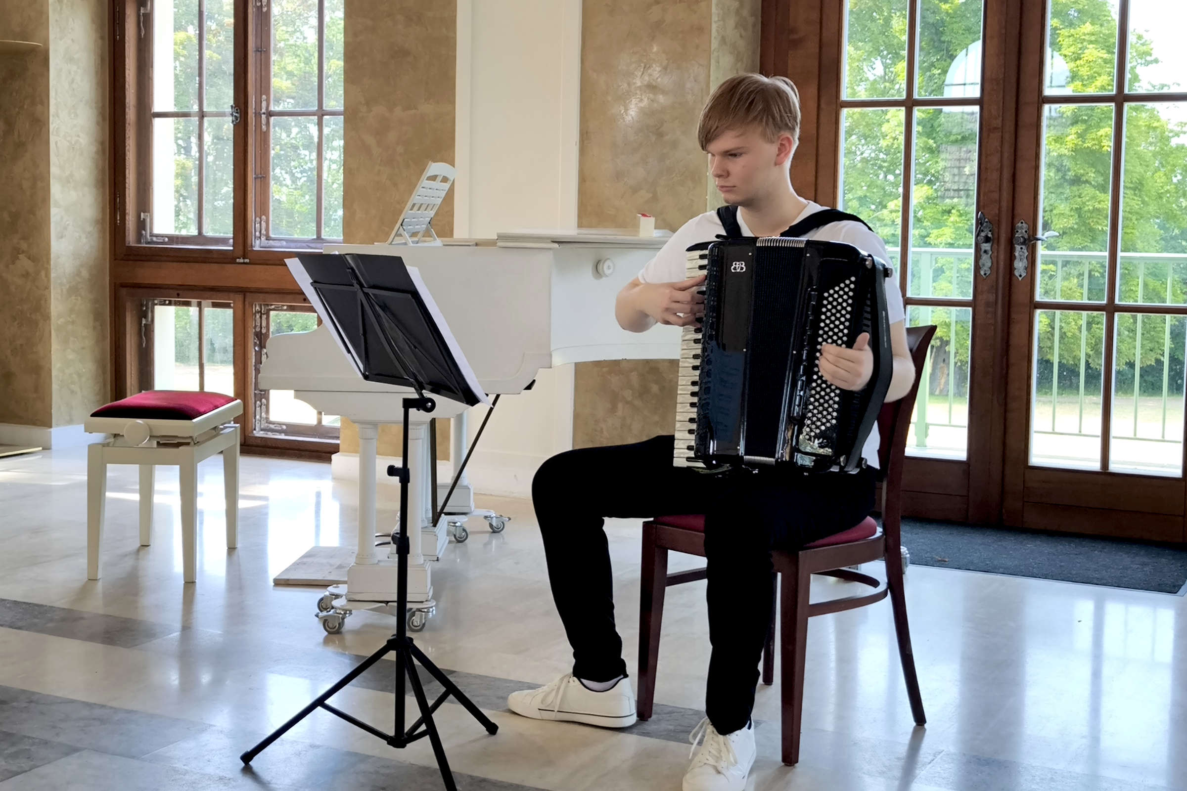 Sommerkonzert im Saal des Altenburger Teehauses am 27. Juni 2026: Hannes Gellner spielt Akkordeon