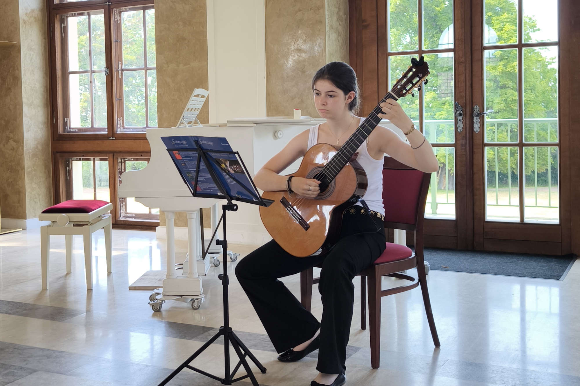 Sommerkonzert im Saal des Altenburger Teehauses am 27. Juni 2026: Maria Glück spielt Gitarre