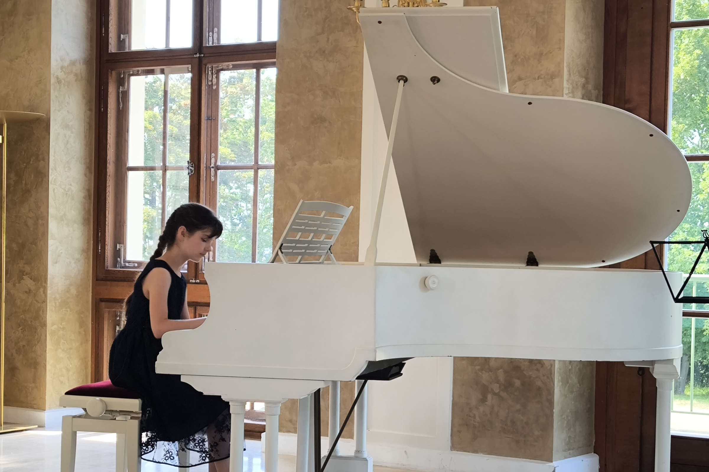 Sommerkonzert im Saal des Altenburger Teehauses am 27. Juni 2026: Annelie Otto spielt am weißen Flügel