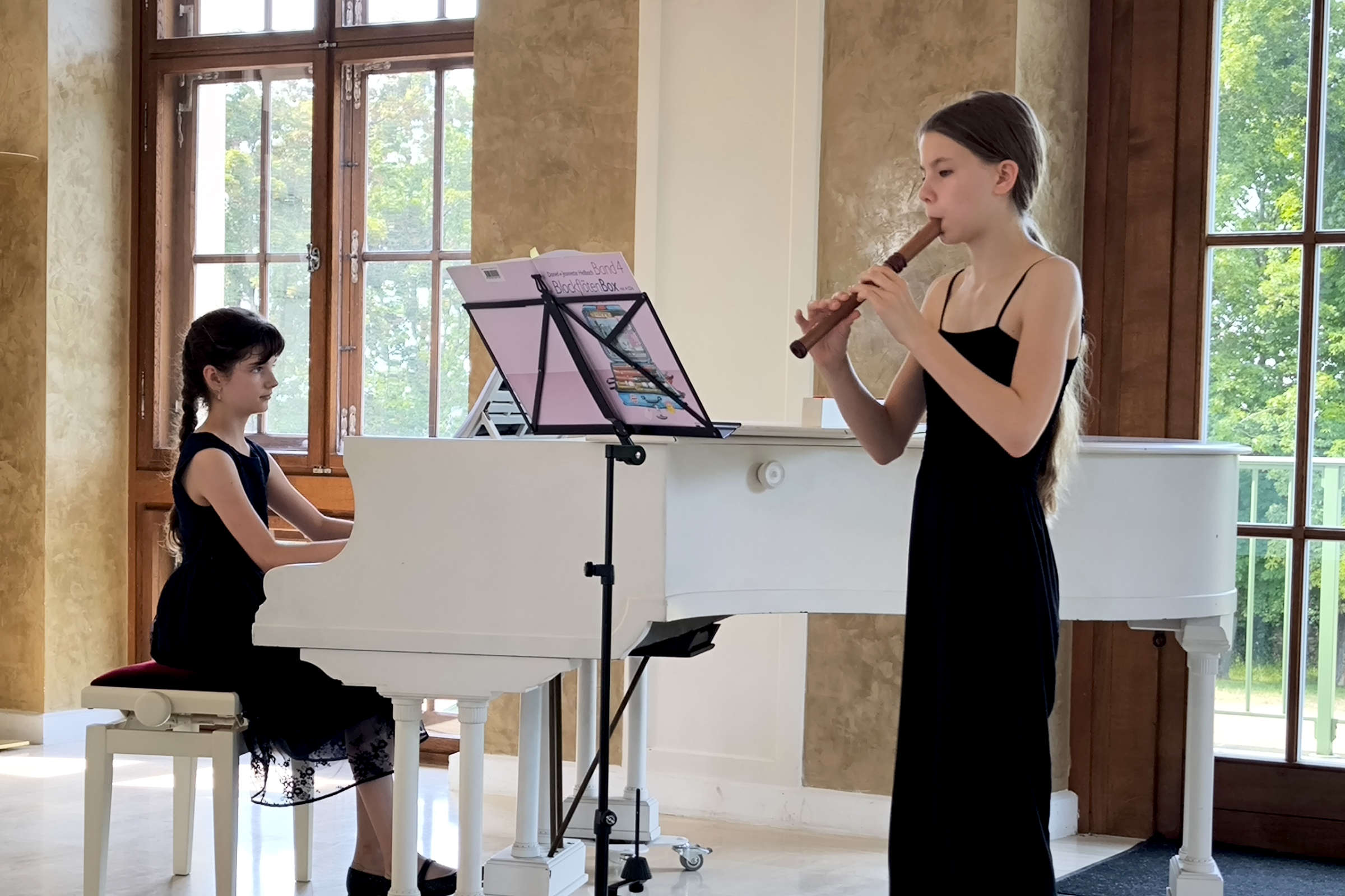 Sommerkonzert im Saal des Altenburger Teehauses am 27. Juni 2026: Duo Nathalie Tieg (Blockflöte) uind Annelie Otto (weißer Flügel)