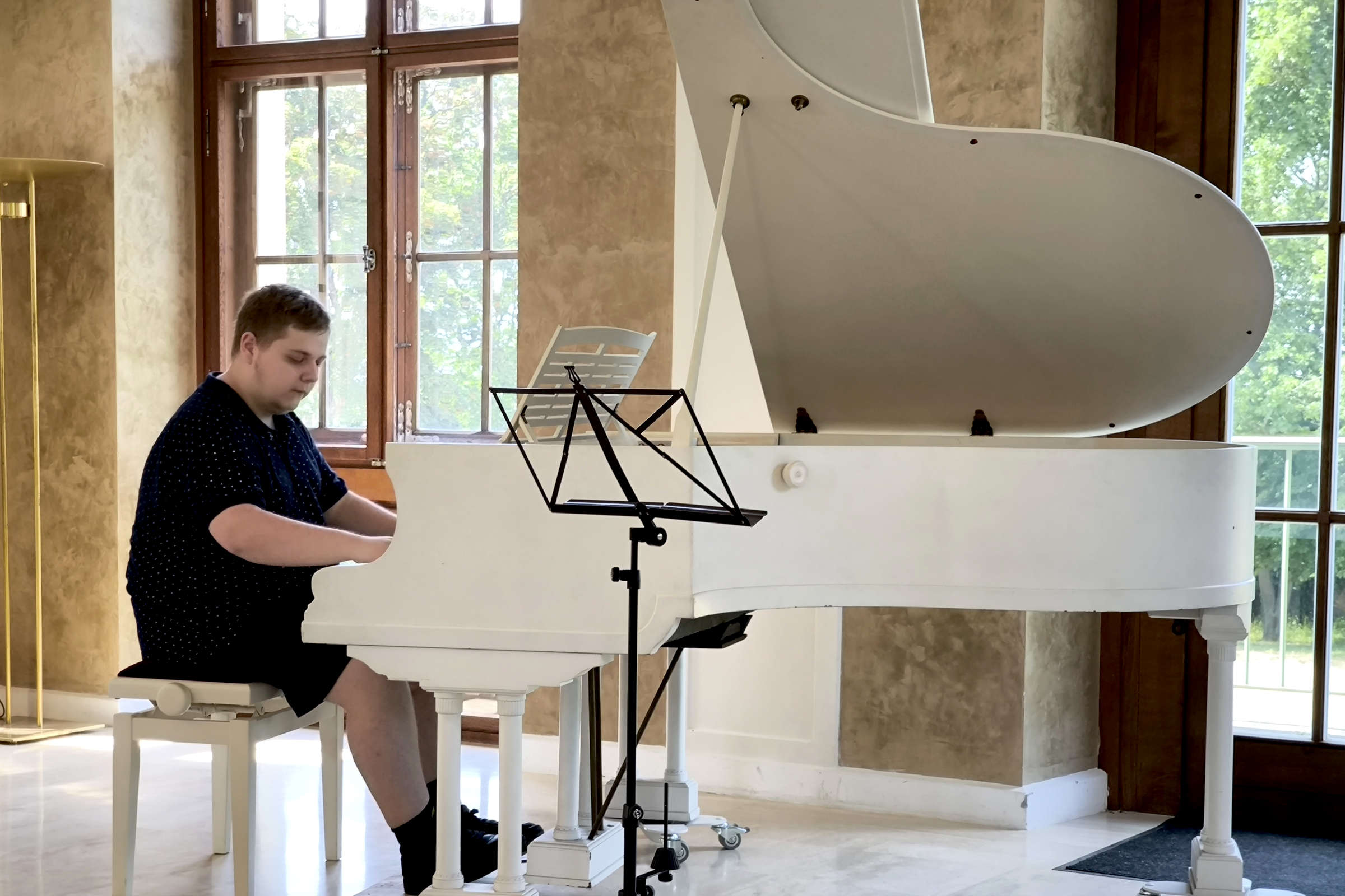 Sommerkonzert im Saal des Altenburger Teehauses am 27. Juni 2026: Johannes Rudolph spielt auf dem weißen Flügel