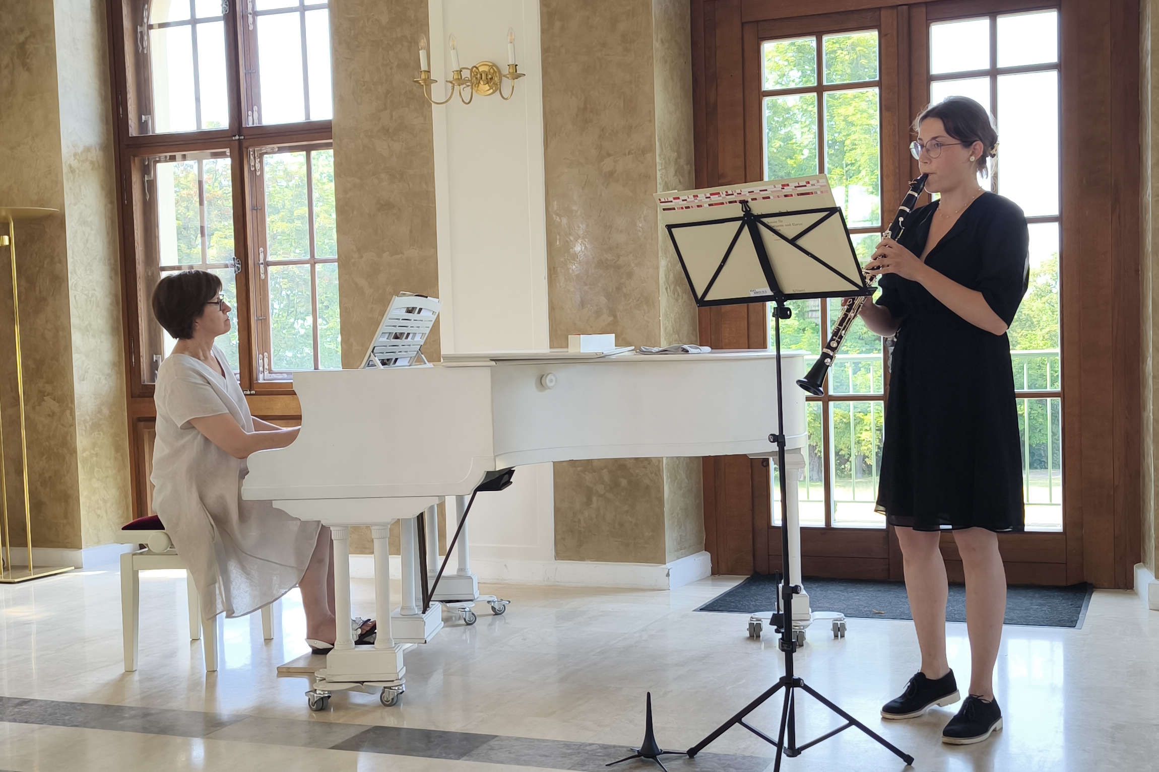 Sommerkonzert im Saal des Altenburger Teehauses am 27. Juni 2026: Yasmin Schmidt spielt Klarinette mit Korrepetition von Irina Stark am weißen Flügel