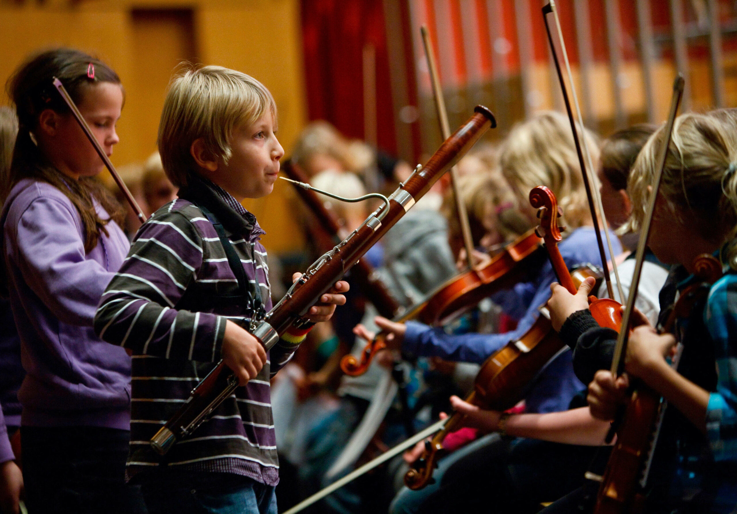 Kinder Proben ein Konzert, Junge spielt Oboe, Mädchen Violine