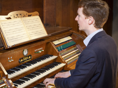 Johann Friedrich Röpke spielt die Orgel in der Altenburger Brüderkirche