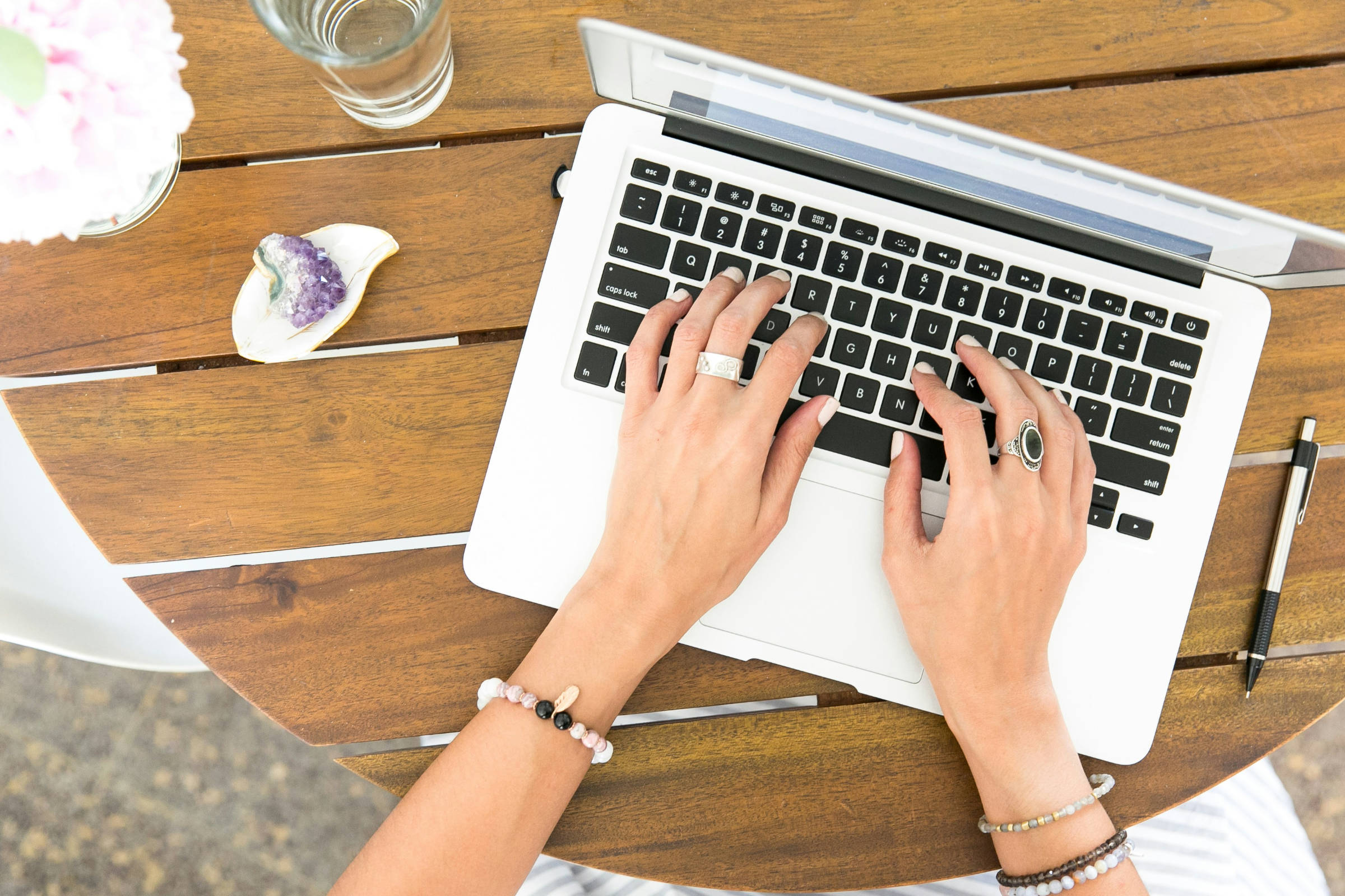 Frauenhände schreiben auf einer Notebook-Tastatur
