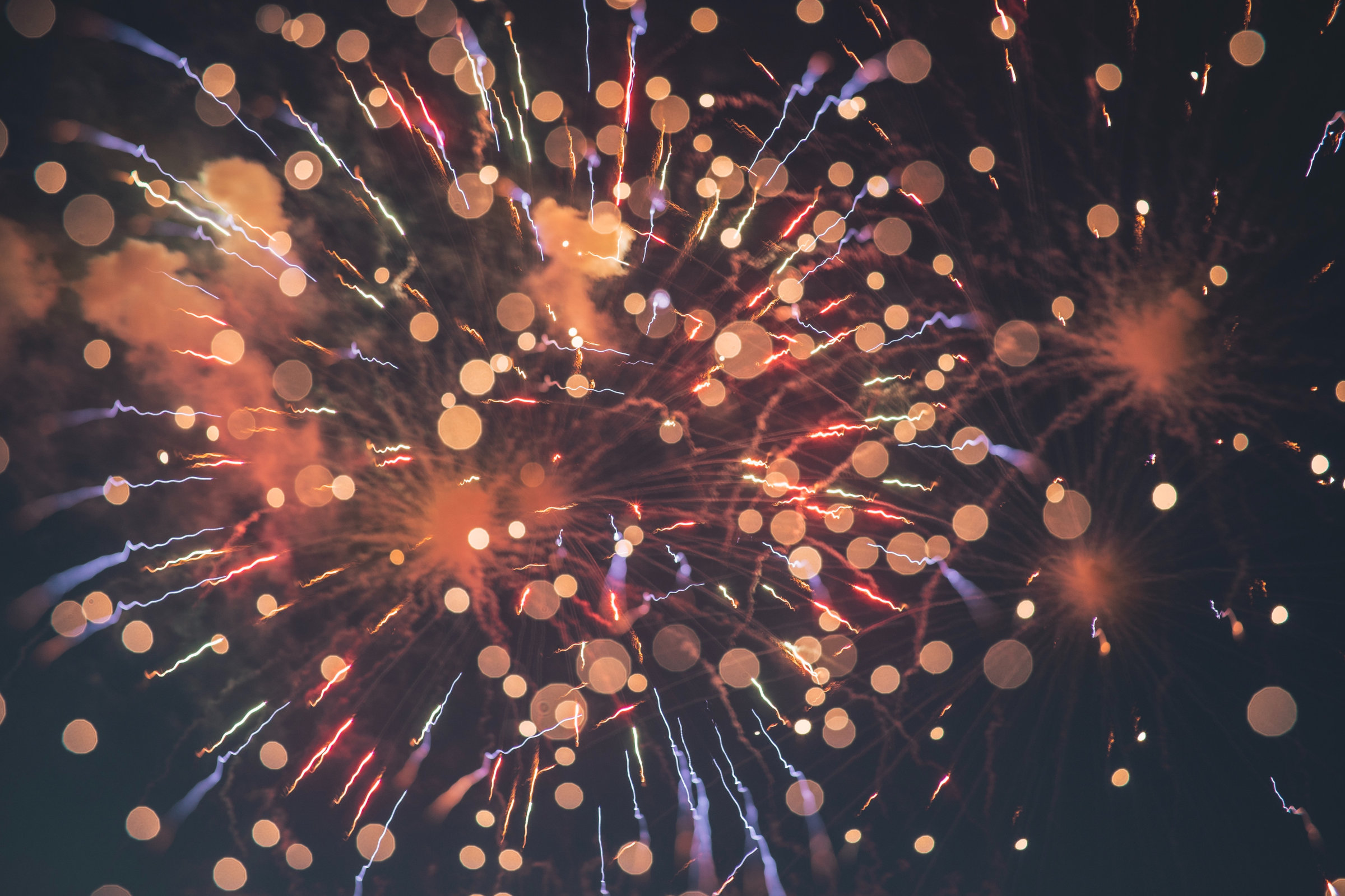 buntes Feuerwerk am dunklen Himmel