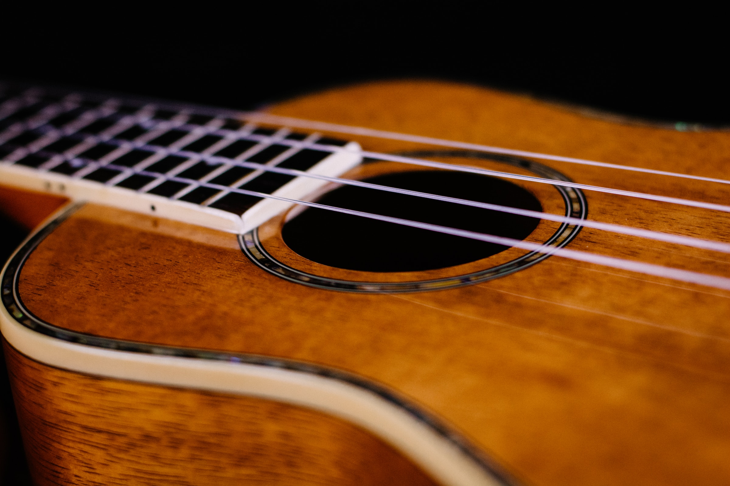 Foto: Samuel Ramos/Unsplash.com Nahaufnahme einer Gitarre mit Saiten